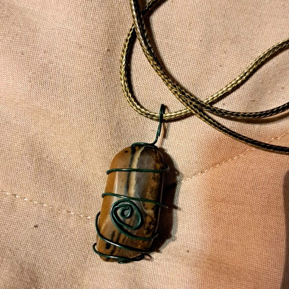 wire wrapped river stone, polished, w/20in nylon cord